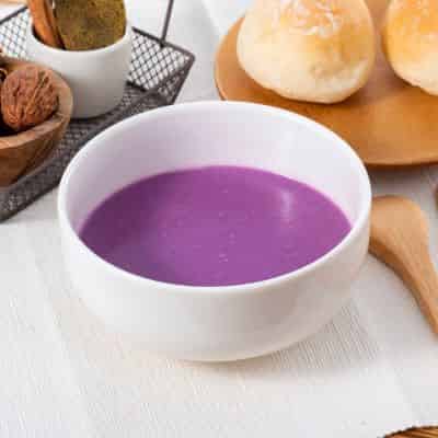 カップに入った紫色のポタージュスープ