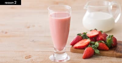 苺とミルクとグラスに入ったピンクのマイクロダイエット