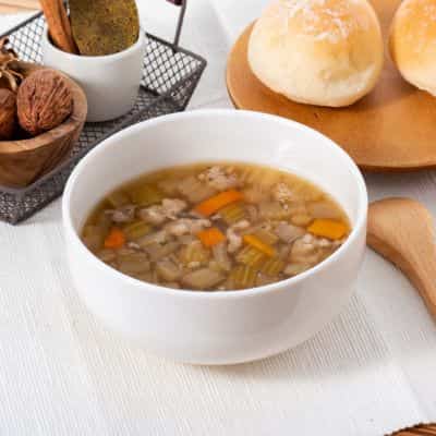 透明なスープの中に野菜がたくさん入っている挽肉とセロリのカップスープ