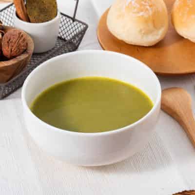 カップに入ったほうれん草とブロッコリーのグリーンのスープ